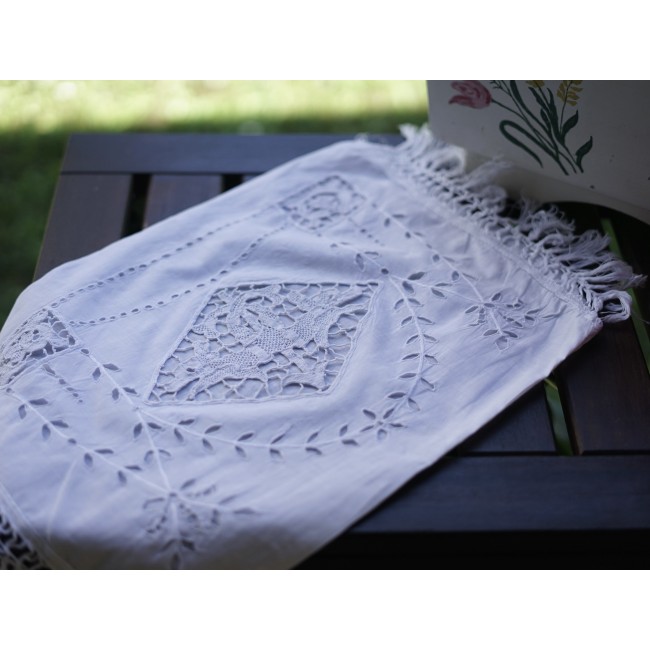 ANTICA FEDERINA CON MERLETTO AD AGO