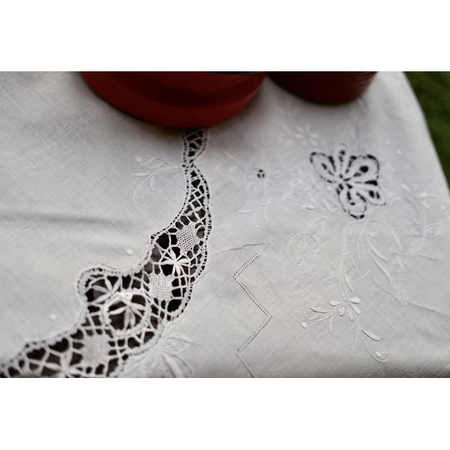 TOVAGLIA CON PIZZO A TOMBOLO E RICAMI  diam....