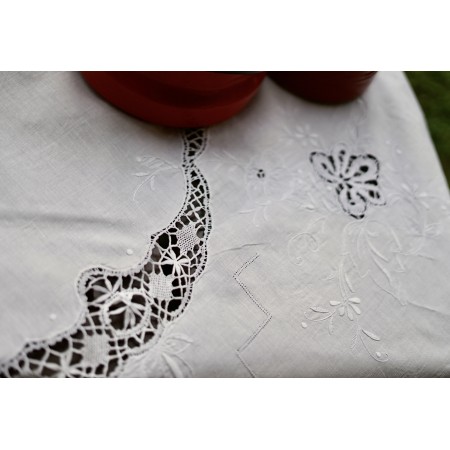 TOVAGLIA CON PIZZO A TOMBOLO E RICAMI  diam. 160 cm