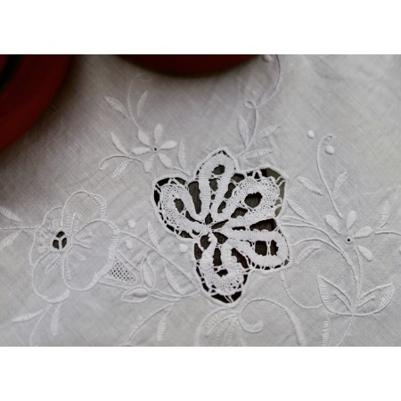 TOVAGLIA CON PIZZO A TOMBOLO E RICAMI  diam. 160 cm