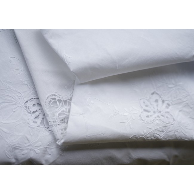 TOVAGLIA CON PIZZO A TOMBOLO E RICAMI  diam....