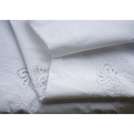 TOVAGLIA CON PIZZO A TOMBOLO E RICAMI  diam. 160 cm