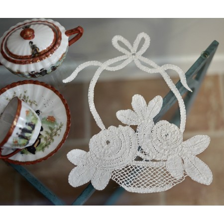 CESTINO CON FIORI  REALIZZATO A MANO A TOMBOLO