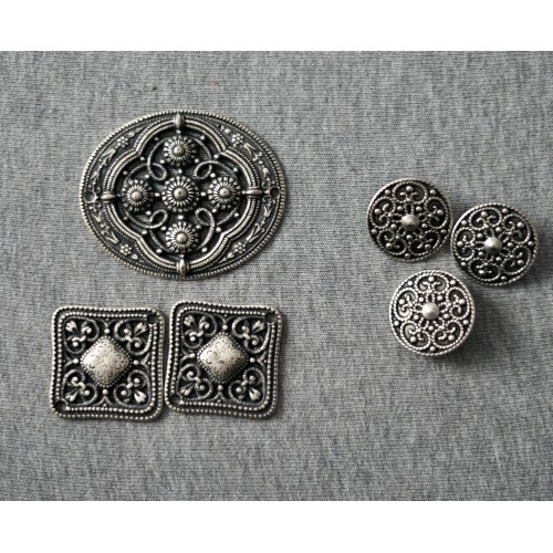 SET 3 BOTTONI E 3 APPLICAZIONI STILE TIROLESE