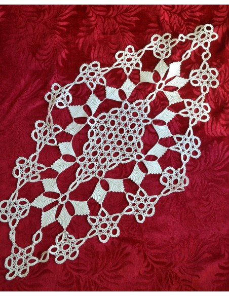  CENTRO REALIZZATO A MANO AD UNCINETTO d'IRLANDA  90x50 cm