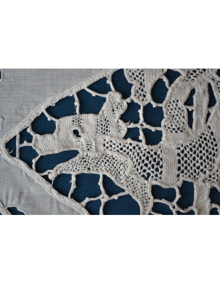 ANTICA FEDERINA CON MERLETTO AD AGO