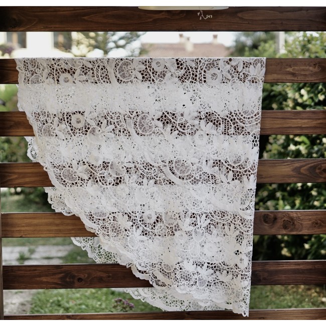 ANTICA TOVAGLIA REALIZZATA A MANO A TOMBOLO...