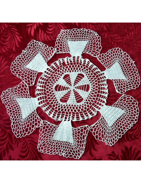  CENTRO REALIZZATO A MANO AD UNCINETTO  diam.52cm