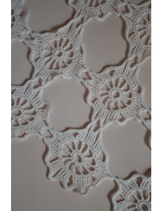  CENTRO CREMA REALIZZATO A MANO AD UNCINETTO 98x41 cm