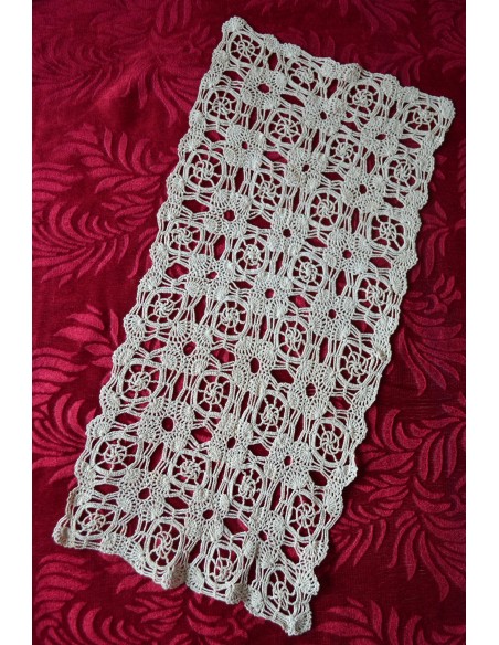  CENTRO REALIZZATO A MANO AD UNCINETTO 58x26 cm