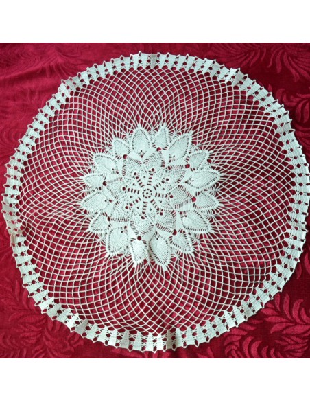  CENTRO REALIZZATO A MANO AD UNCINETTO  diam.60cm