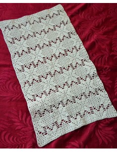  CENTRO  ECRU' REALIZZATO A MANO AD UNCINETTO 55x32 cm