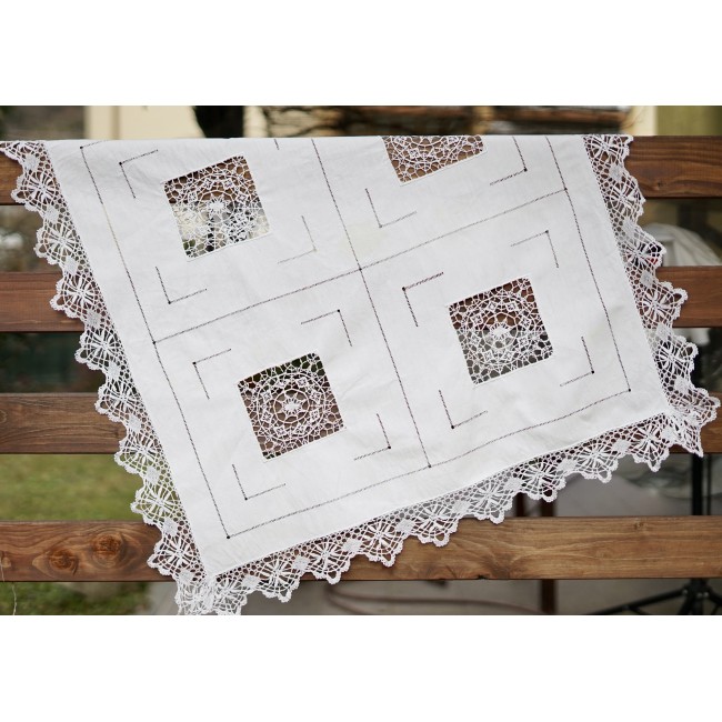 ANTICA TOVAGLIETTA CON PIZZO A TOMBOLO 90x90cm