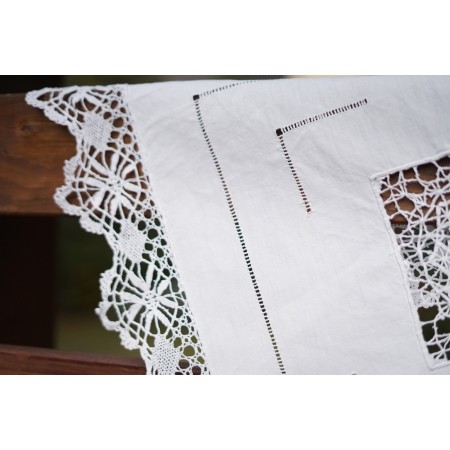ANTICA TOVAGLIETTA CON PIZZO A TOMBOLO 90x90cm