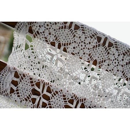 COPRITAVOLO REALIZZATO A MANO AD UNCINETTO 120x120 cm ca.