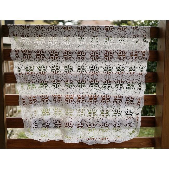 COPRITAVOLO REALIZZATO A MANO AD UNCINETTO...