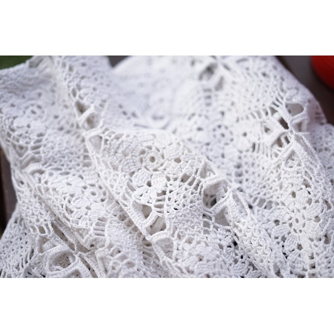 COPRITAVOLO REALIZZATO A MANO AD UNCINETTO...