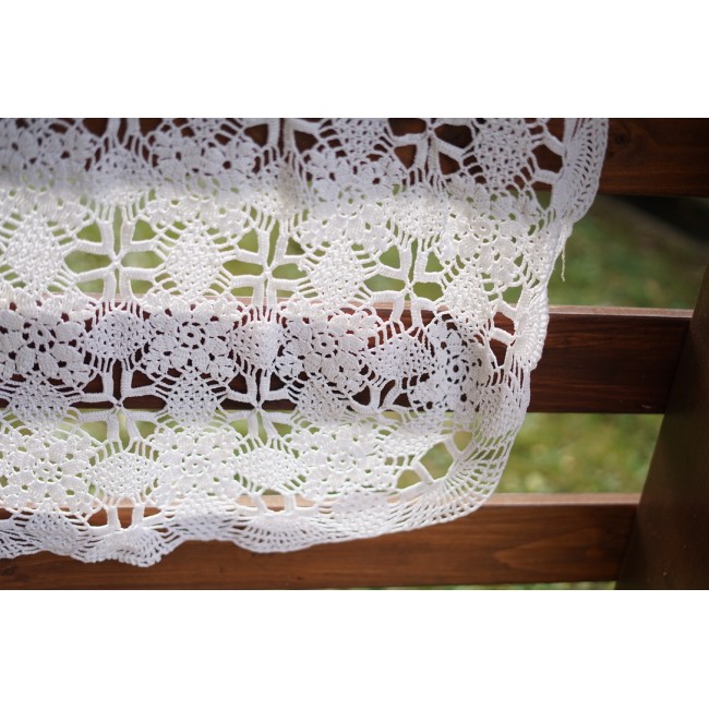 COPRITAVOLO REALIZZATO A MANO AD UNCINETTO...