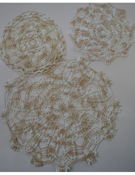 TRE  CENTRI  REALIZZATI A MANO AD UNCINETTO