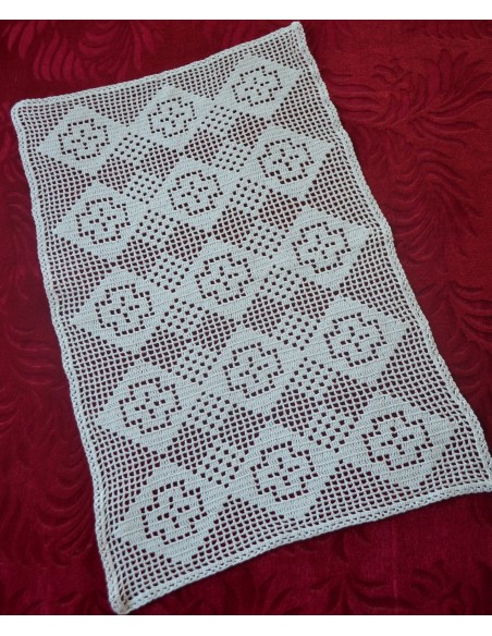  CENTRO REALIZZATO A MANO AD UNCINETTO 48x32 cm