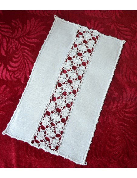  CENTRO RIFINITO A MANO AD UNCINETTO 41x24 cm