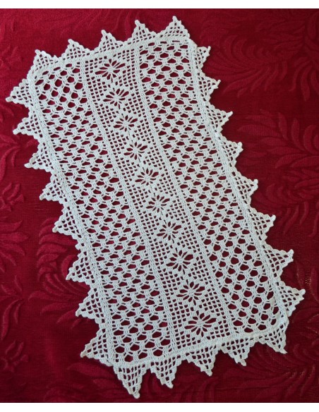  CENTRO REALIZZATO A MANO AD UNCINETTO 49x27 cm