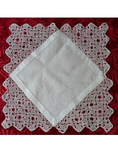 CENTRO LINO CON BORDO REALIZZATO A MANO AD UNCINETTO...