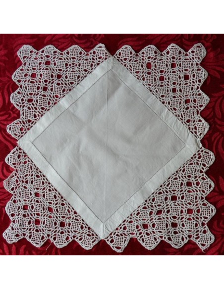 CENTRO LINO CON BORDO REALIZZATO A MANO AD UNCINETTO 46x46 cm