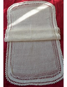  CENTRO REALIZZATO A MANO AD UNCINETTO 130x63 cm