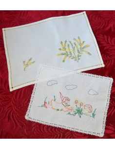 DUE CENTRINI RICAMATI A MANO