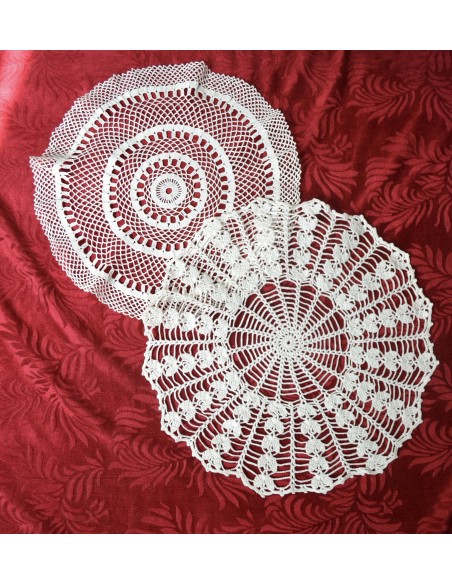 DUE CENTRI REALIZZATI A MANO AD UNCINETTO 