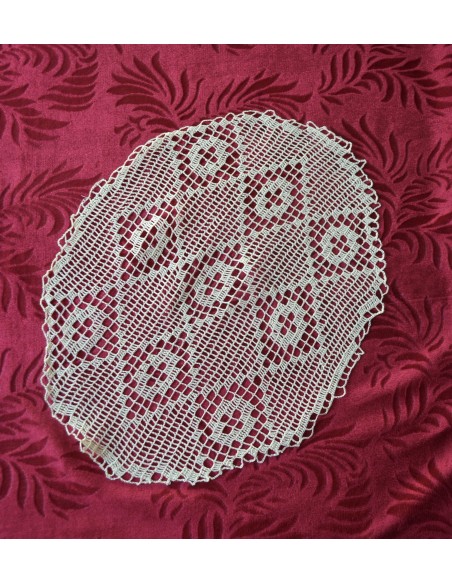  CENTRO  REALIZZATO A MANO AD UNCINETTO  45x36 cm