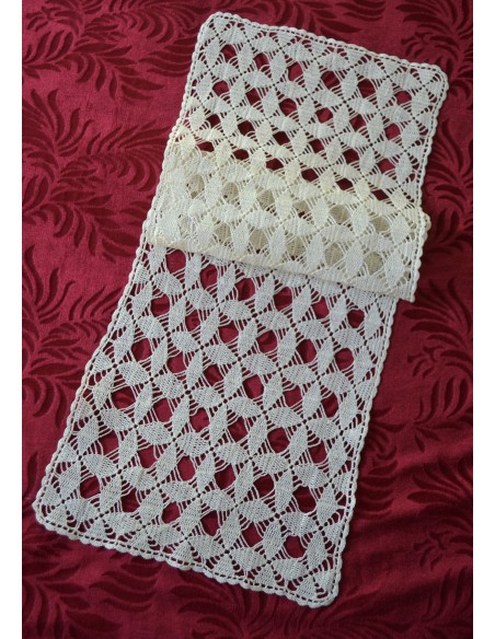  CENTRO  REALIZZATO A MANO AD UNCINETTO 93x31 cm