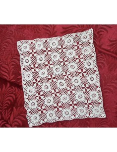 CENTRO REALIZZATO A MANO AD UNCINETTO 36x33 cm