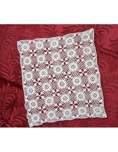 CENTRO REALIZZATO A MANO AD UNCINETTO 36x33 cm