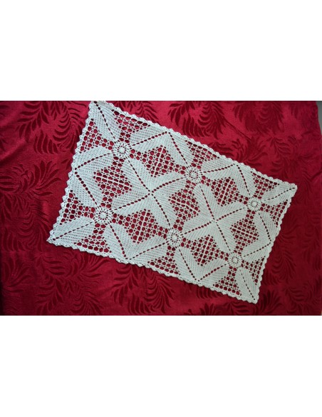 CENTRO REALIZZATO A MANO AD UNCINETTO 66x40 cm