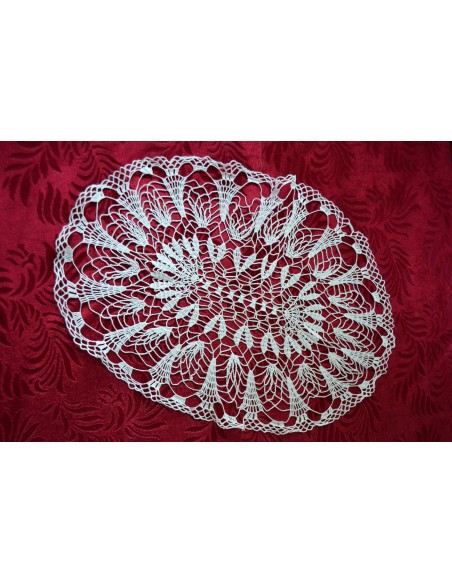 CENTRO REALIZZATO A MANO AD UNCINETTO 60x44 cm