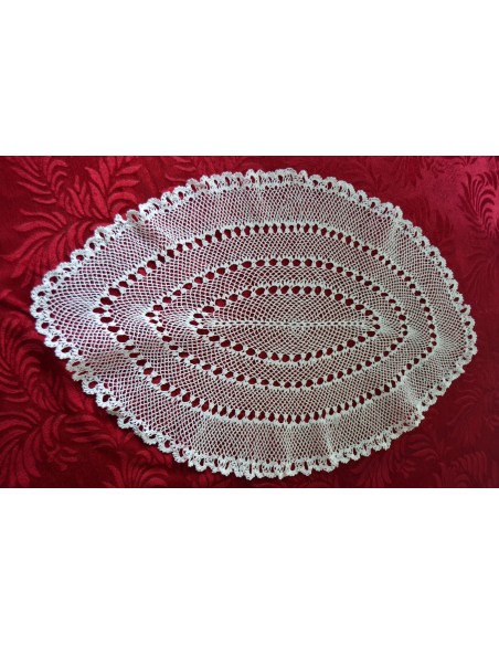 CENTRO REALIZZATO A MANO AD UNCINETTO 77x45 cm