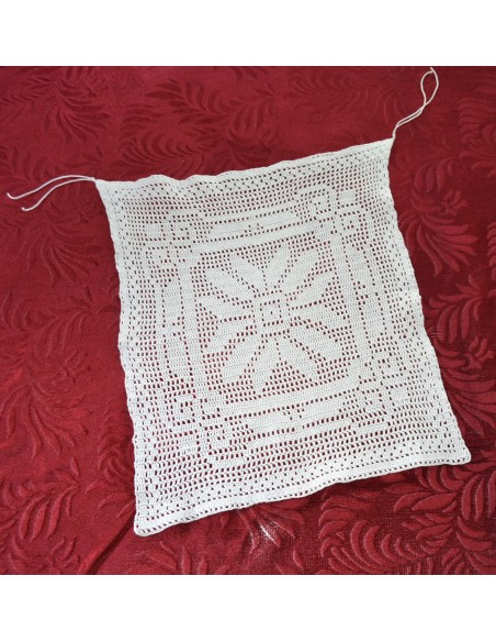  TENDA  REALIZZATA  AD UNCINETTO 36x42 cm