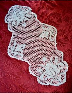 CENTRO REALIZZATO A MANO AD UNCINETTO 92x50 cm