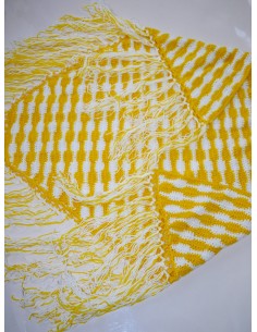 SCIALLE GIALLO REALIZZATO AD UNCINETTO