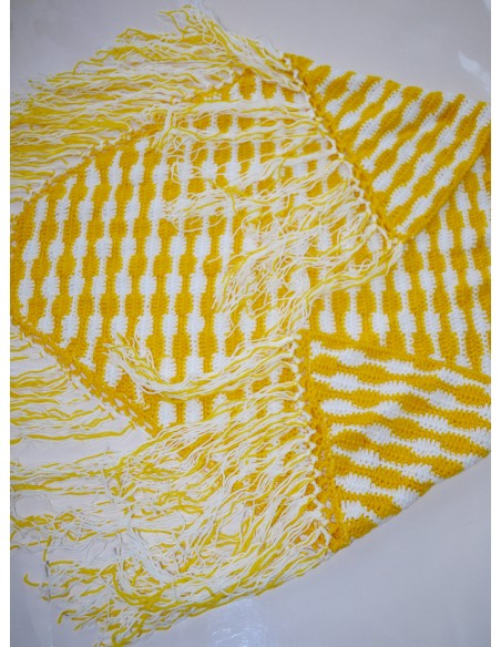 SCIALLE GIALLO REALIZZATO AD UNCINETTO