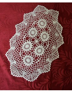 CENTRO CREMA REALIZZATO A MANO AD UNCINETTO 43x28 cm