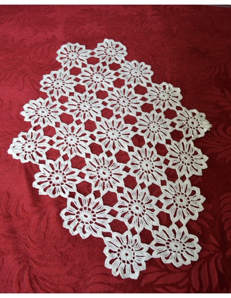 CENTRO REALIZZATO A MANO AD UNCINETTO 55x37 cm