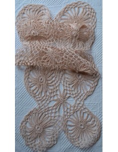 CENTRO REALIZZATO A MANO AD UNCINETTO 85x27 cm