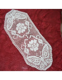 CENTRO  REALIZZATO A MANO AD UNCINETTO 95x36 cm