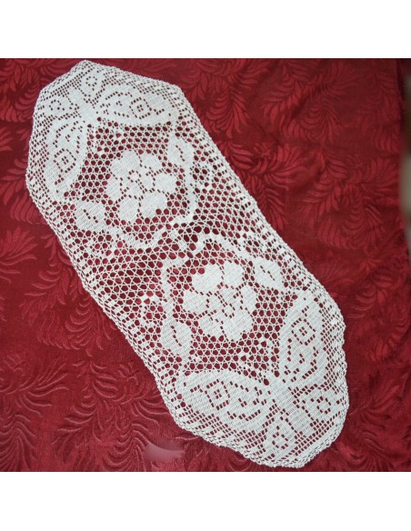 CENTRO  REALIZZATO A MANO AD UNCINETTO 95x36 cm