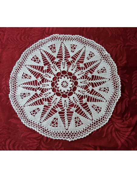 CENTRO  REALIZZATO A MANO AD UNCINETTO diam. 40 cm