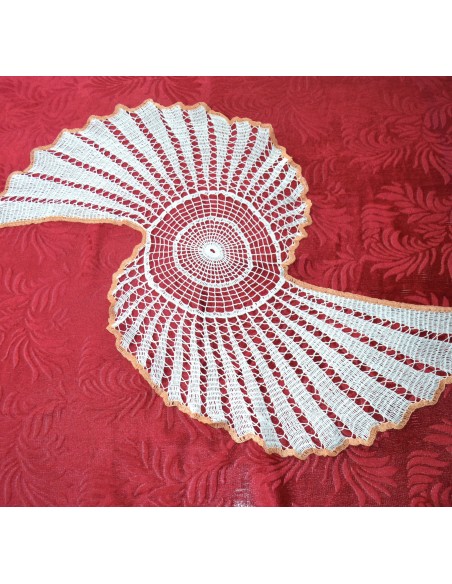 CENTRO REALIZZATO A MANO AD UNCINETTO 88x45 cm
