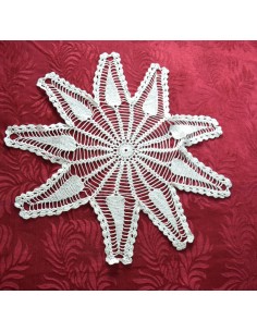 CENTRO  REALIZZATO A MANO AD UNCINETTO diam. 40 cm